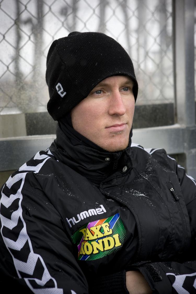 Ny. Anders Nielsen skiftede i januar til HB Køge og  spillede tidligere for AGF. Hjertefejlen blev opdaget ved et sundhedstjek  for et par år siden. 