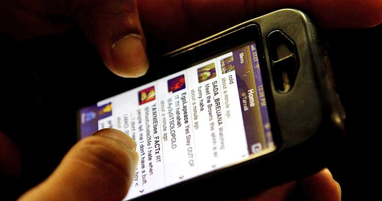 KONTAKT. Kniber det med at få netforbindelse på din smartphone på din næste USA-rejse? Redningen kommer måske fra en hjemløs person. 