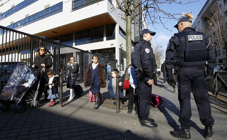 Alarm. Frankrig er i chok, efter at en ukendt gerningsmand i dag skød og dræbte tre børn og en lærer ved en jødisk skole i Toulouse. 
