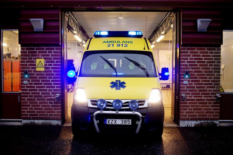AMBULANCEKRAK. Falck har med øjeblikkeligt varsel overtaget konkursramt ambulancefirmas opgaver i Skåne. Nu knokler Falck med at finde nye ambulancer til regionen. Arkivfoto af svensk ambulancestation. 