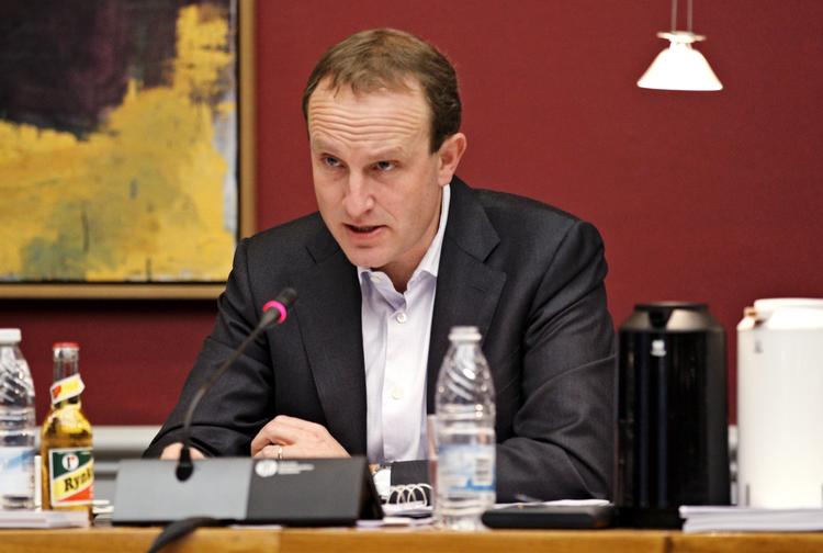 Energiplan. Det er klima- og energiminister Martin Lidegaard, som sidder for bordenden under de hårde forhandlinger. 