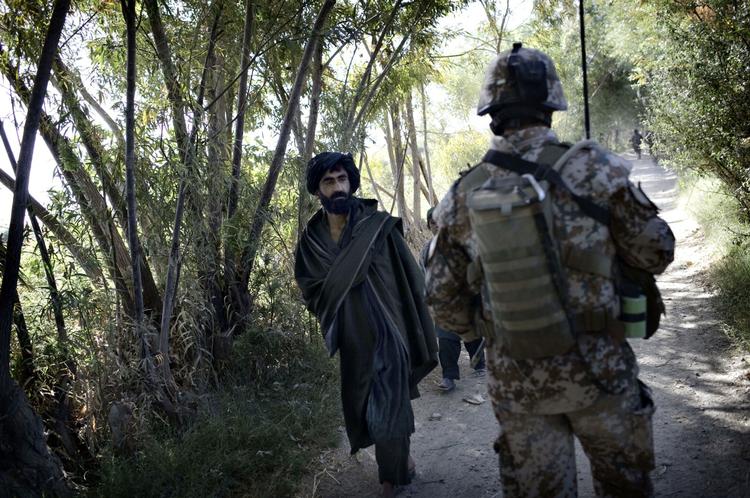 Danish soldiers patrolling along the Helmand river. A new report suggests prisoners taken by Danish soldiers may be handed over to a prison that practices torture. Archive. 