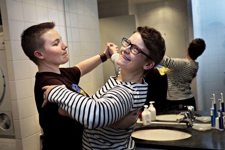 tolerance. Vi er bedst tjent med en tidssvarende kirke, der som en selvfølgelighed giver mulighed for at vie homoseksuelle, men som ikke bliver tvunget til det. 