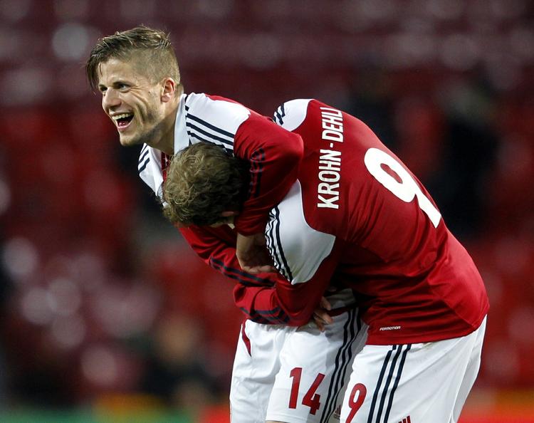 Jubel. Lasse Schøne krammer Michael Krohn-Dehli efter en scoring mod Sverige i Parken for fire måneder siden. 