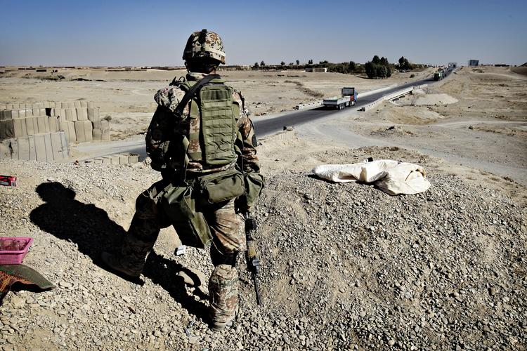 krig. Dansk og afghanks militær ved Highway 1 i Afghanistan. 