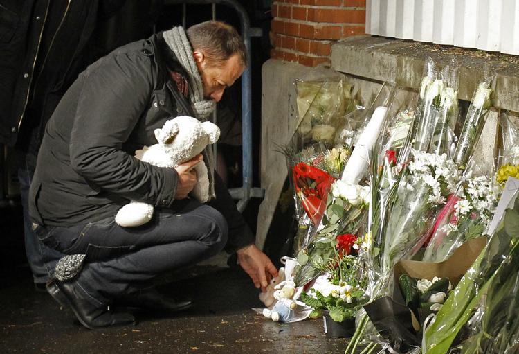 Franskmænd viser deres sorg og støtte til ofrene for gårdsdagens nedskydning af tre børn og en lærer ved den jødiske skole Ozar Hatorah i Toulouse. 