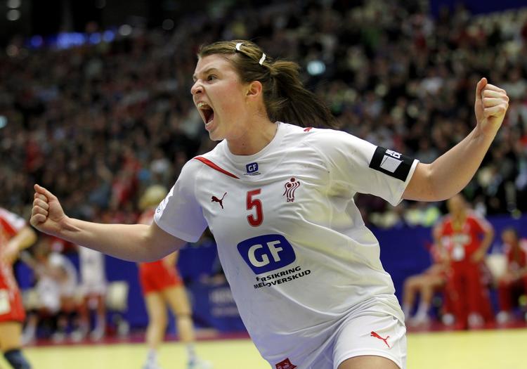 'Tysker'. Med skiftet til Thüringen sikrer Augustesen sig formentlig Champions League-deltagelse i den kommende sæson. Thüringen er i øjeblikket nummer 2 i den tyske liga, hvor de er forsvarende mestre. 