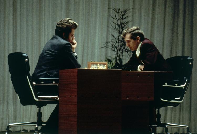 Finalen. Bobby Fischer (t.h.) og sovjetiske Boris Spasskij under det sidste parti i Reykjavik i august 1972. 