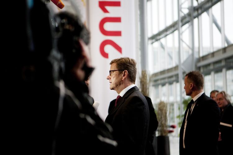 storpolitik. På et møde mellem EU's udenrigsministre tidligere på måneden gentog Guido Westerwelle et tysk ønske om en forfatning i EU. 