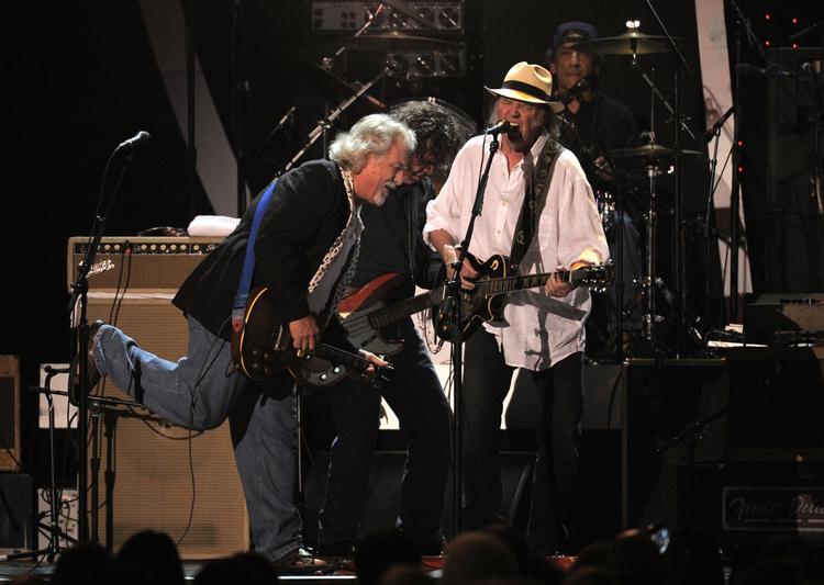 Americana. Albummet bliver Neil Youngs første plade med den fulde line-up af Crazy Horse siden 1996. 
