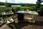 madlavning. Udekøkkenet fra Adora har både vask der kan tilsluttes vandslangen samt skab til opbevaring af råvarer og køkkentøj. 