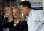 Sejrsikre. Ann og Mitt Romney udtrykker stor sikkerhed ved, at sidstnævnte med en sejr i Illinois i nat vil vinde hele primærvalget. Foto: Steven Senne/AP 