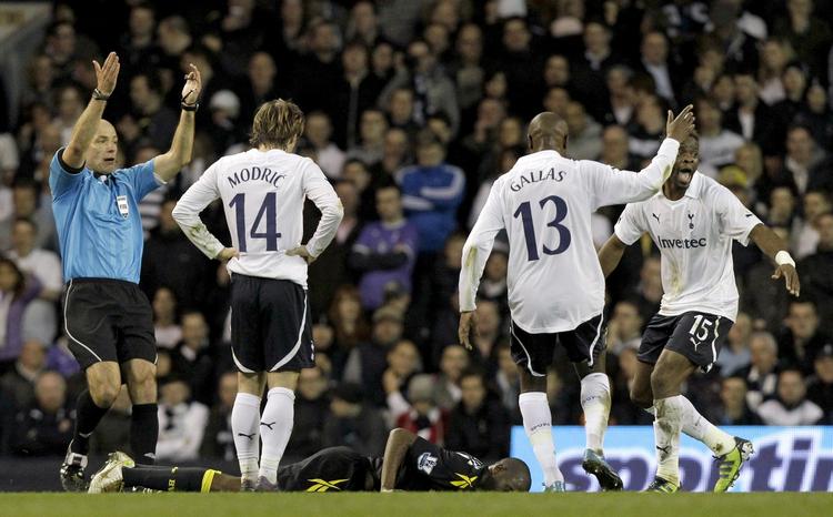 livløs. Patrice Muamba faldt livløs om på banen, da hans klub, Bolton, mødte Tottenham i kvartfinalen i den engelske pokalturnering. 