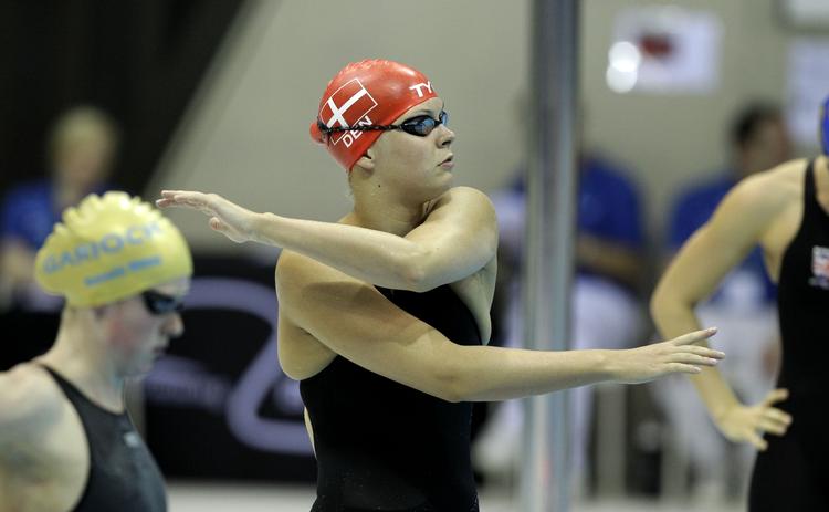 TRÆNING. Selv om Lotte Friis er ekspert i de lange distancer, svømmer hun gerne 100 meter i en olympisk holdkap. 