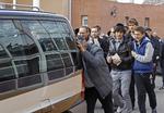 REJSE. De tre dræbte børn og skolelæreren bliver fragtet til Israel, hvor de vil blive begravet. 