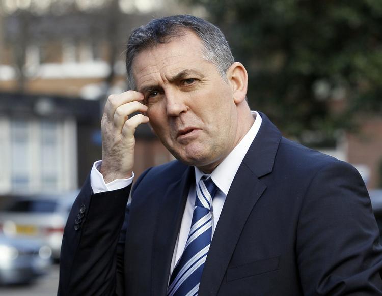 Besøg. Boltontræner Owen Coyle besøger sin spiller Fabrice Muamba på hospitalet. Billedet er fra i går, hvor træneren talte til pressen foran hospitalet. 