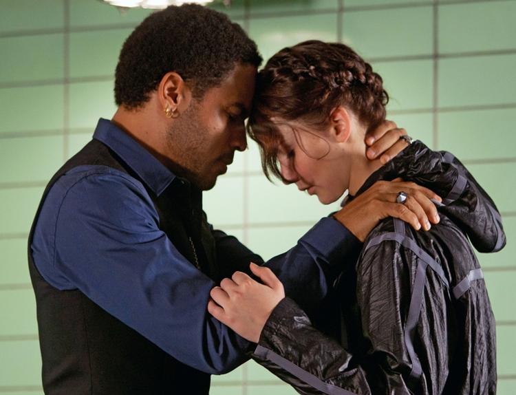 Spænding. Fans verden over venter spændte på at se deres favoritroman i filmversion. I Aarhus klæder Pia Møller sig ud til gallapremieren. Foto fra filmen. 