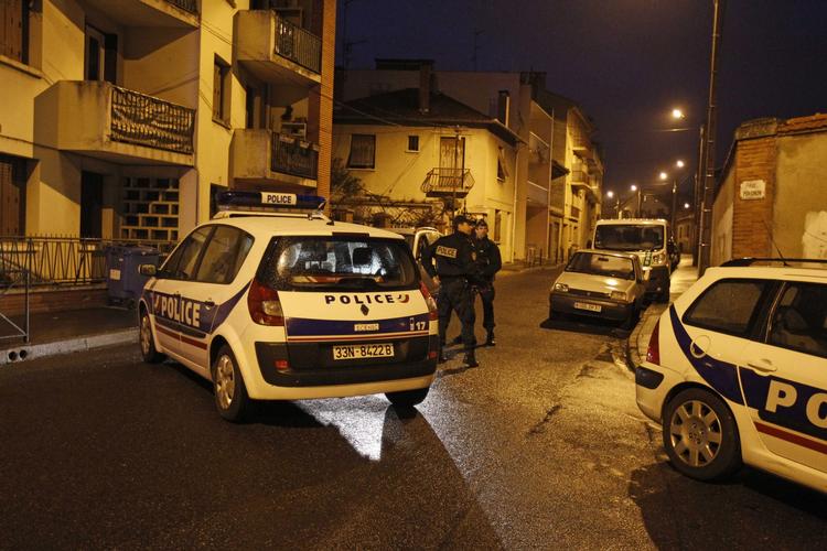 Politikaktion. Franske betjente forhandler i øjeblikket med en 24-årig mand, som de mener står bag den senest række af skyderier i og omkring Toulouse. 