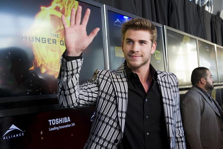 Liam Hemsworth vinker på livet løs... 