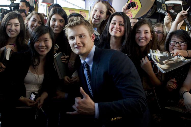 Alexander Ludwig fotograferes med nogle af de mange fans, der var mødt op til premieren i Toronto. 