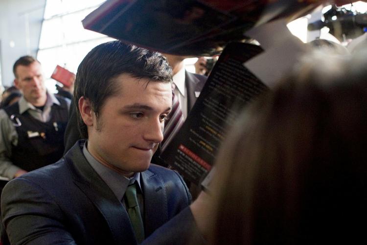 Josh Hutcherson skriver autografer på livet løs i Toronto. 
