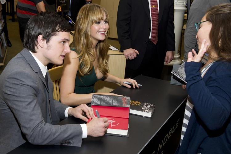 I New York skriver  'Hunger Games' - stjernerne Josh Hutcherson og Jennifer Lawrence autografer i en boghandel. 