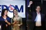 Ukuelige. Rick Santorum og hans familie smilede stort under nattens tale efter nederlaget i Illinois. Foto: Matt Rourke/AP 