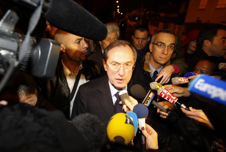 DRABSSAG. Indenrigsminister Claude Gueant informerer pressen tæt på det sted, hvor politiet har omringet den 24-årige formodede gerningsmand. 