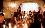 Engangsforteelse. I en baggård på Vesterbro kan man smage helt friskslagtet kød og nyopgravede grøntsager, når folk fra restauranterne Nose2Tail og Rødder laver en fælles middag. 