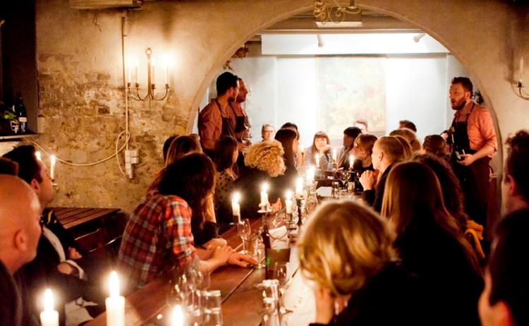 Engangsforteelse. I en baggård på Vesterbro kan man smage helt friskslagtet kød og nyopgravede grøntsager, når folk fra restauranterne Nose2Tail og Rødder laver en fælles middag. 