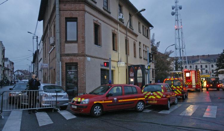 VENTEN. Redningskøretøjer holder klar til indsats nær det sted i Toulouse, hvor politiet forsøger at tage terrormistænkt ud af sin lejlighed. 