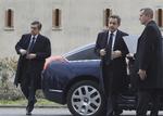 Frankrigs præsident Sarkozy ankommer til Toulouse, hvor den 23-årige gerningsmand til seks drab har forskanset sig i en bygning. 