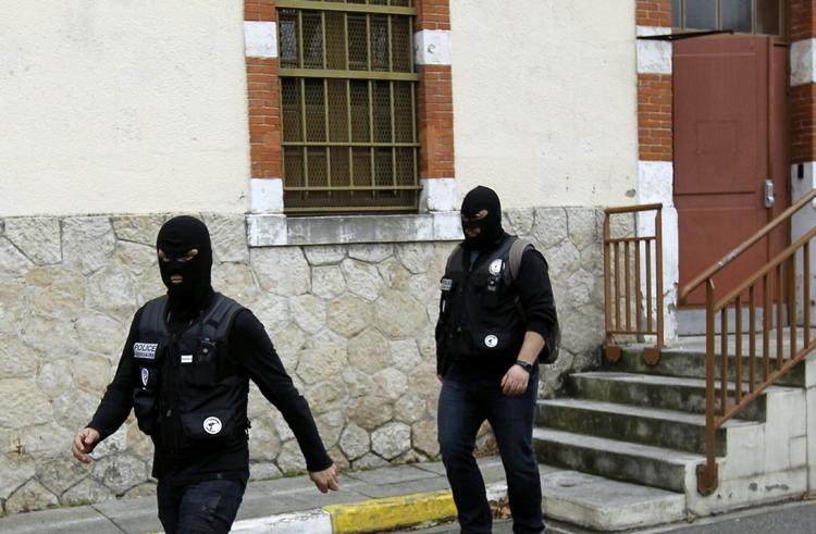 Politiet har omringet den bygning, hvor den 23-årige drabsmand har forskanset sig. Politet er i dialog med manden, som tidligere i dag har sagt, at han vil overgive sig sent i aften. 