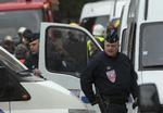 POLITISTYRKE. Den 23-årige drabsmand har hele dagen været omringet af politiets elitetropper, mens han har forskanset sig i en lejlighed. 