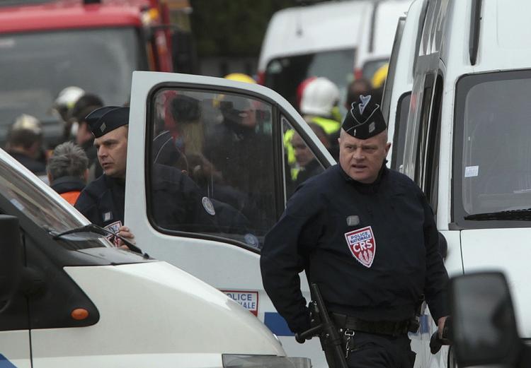 POLITISTYRKE. Den 23-årige drabsmand har hele dagen været omringet af politiets elitetropper, mens han har forskanset sig i en lejlighed. 