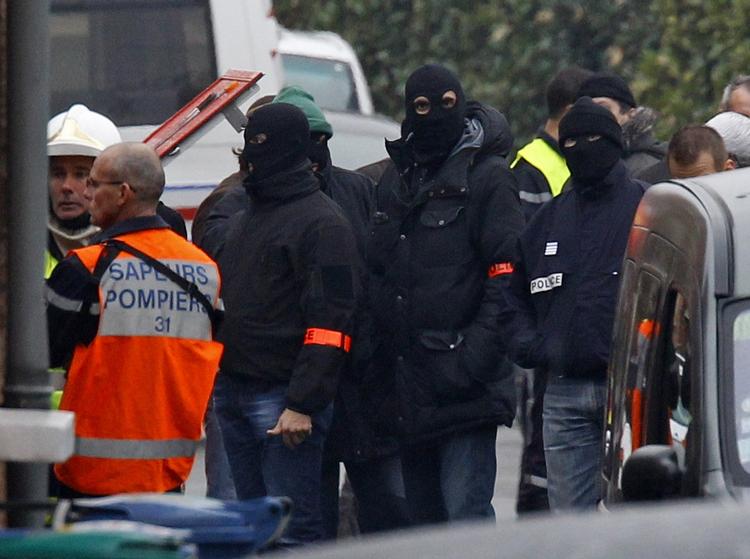 Franske elitetropper har omringet den bygning, hvor den 23-årige mordmistænkte opholder sig i Toulouse. 