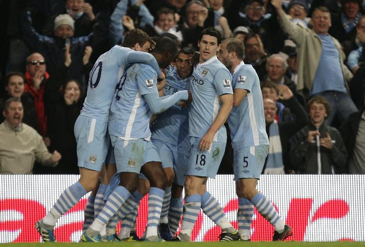 COMEBACK. Carlos Tevez (i midten) spillede  i dag sin første kamp for Manchester City, siden sin kontrovers med manager Mancini sidste år. 