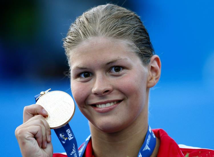 vindertype. Lotte Friis med sin guldmedalje ved OL i Beijing i 2008. Svømmeren er med igen, når der skal kæmpes om medaljer ved OL i London til sommer. 