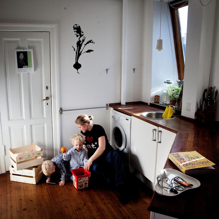 Amalie Dynnes nyder at lære sine to nevøer at lave mad - og samtidig at lære af dem. 