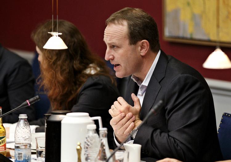 Energi. Klima- og energiminister Martin Lidegaard (R) sidder for bordenden under energiforhandlingerne. 