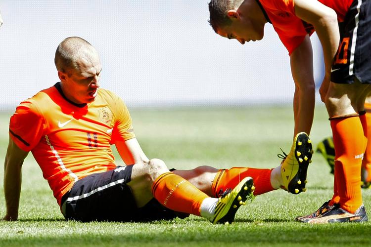 Eksempel. Hollands Arjen Robben blev skadet i træningslejren forud for VM i 2010, men spillede alligevel fire kampe ved slutrunden. Da han kom hjem til Bayern München kunne klubbens læger registrere, at wingen havde et fem centimeter stort hul inde i den ene lyske. 