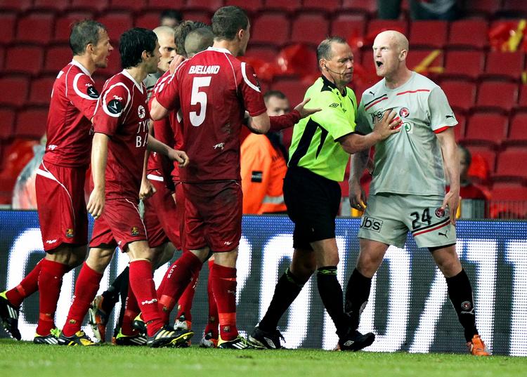 Rutineret. Claus Bo Larsen er den ældste dommer i Superligaen og han dømmer aldrig OB's kampe. 