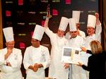 Glæde.  En flok glade kokke med Jeppe Foldager Andresen i midten (med bronzestatuetten) efter Bocuse d'Or Europe-konkurrencen. 