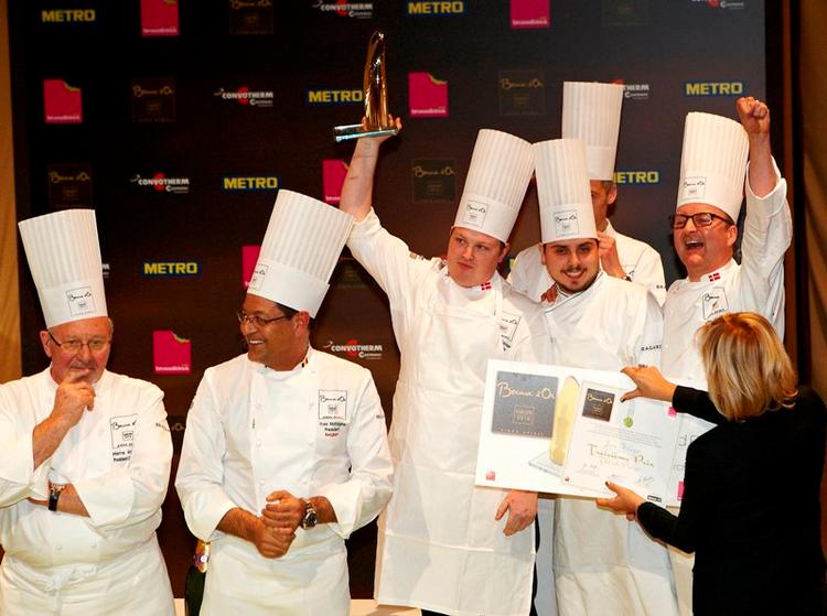 Glæde.  En flok glade kokke med Jeppe Foldager Andresen i midten (med bronzestatuetten) efter Bocuse d'Or Europe-konkurrencen. 