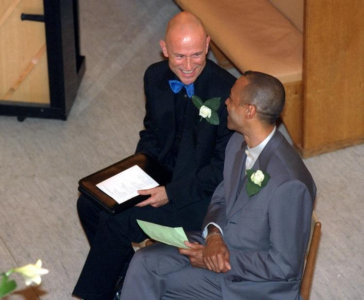 Kontroversielt. Folketinget førstebehandlede tirsdag eftermiddag regeringens lovforslag, der skal give homoseksuelle ret til at blive viet i folkekirken. 