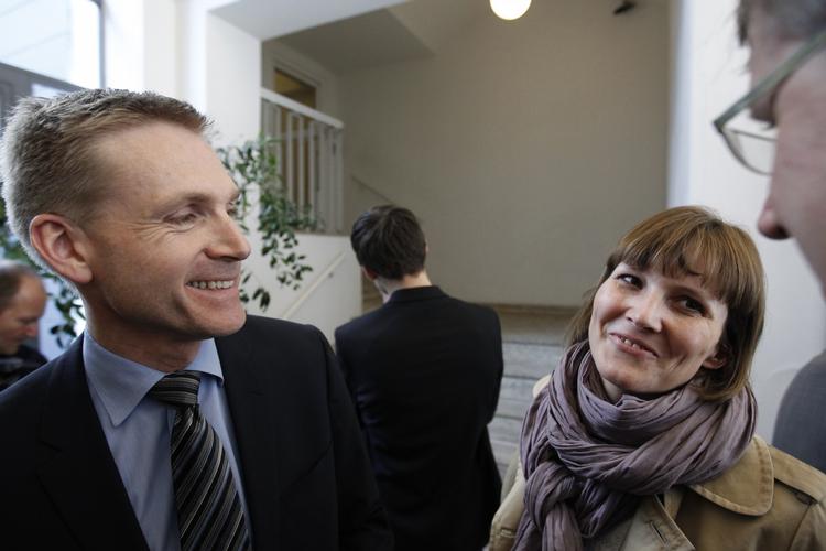 Smil. Dansk Folkepartis Kristian Thulesen Dahl (tv) og de konservatives Benedikte Kiær er blandt den lange række af politikere, der jubler over det nye energiforlig. 