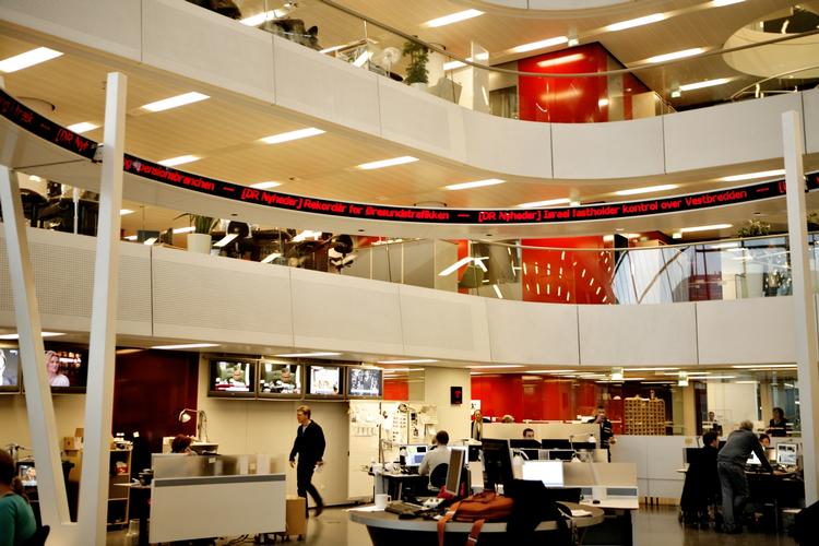 DR.  DRs økonomidirektør afviser, at yderligere midler til TV Avisen kommer til at lukke andre programmer på DR. 