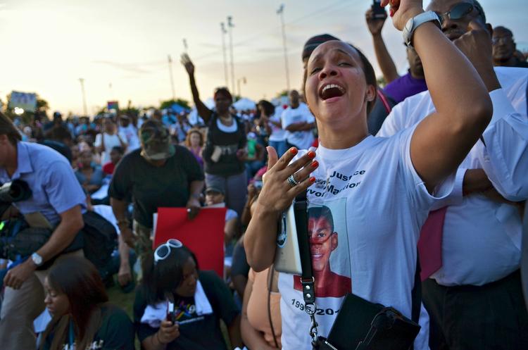 Protest. Flere bar t-shirts med foto af 17-årige Trayvon Martin, da tusinder i nat dansk tid samledes i Sanford, Florida for at demonstrere mod, at Martins drabsmand ikke er anholdt. Foto: Roberto Gonzales 