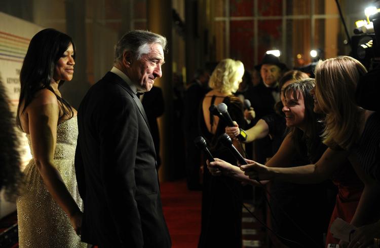 Fornærmelse. »Mine bemærkninger var satiriske«, undskylder Robert De Niro, som i billedet ses sammen med sin hustru Grace Hightower. 