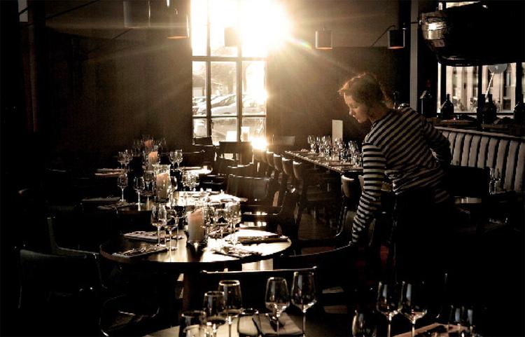 København har med Costum House fået en filial af den britiske verdensmand Terence Conrans restaurant- og designimperium. Men den afdeling af huset, der hedder Bar &amp; Grill, lever ikke op til det internationale snit. 